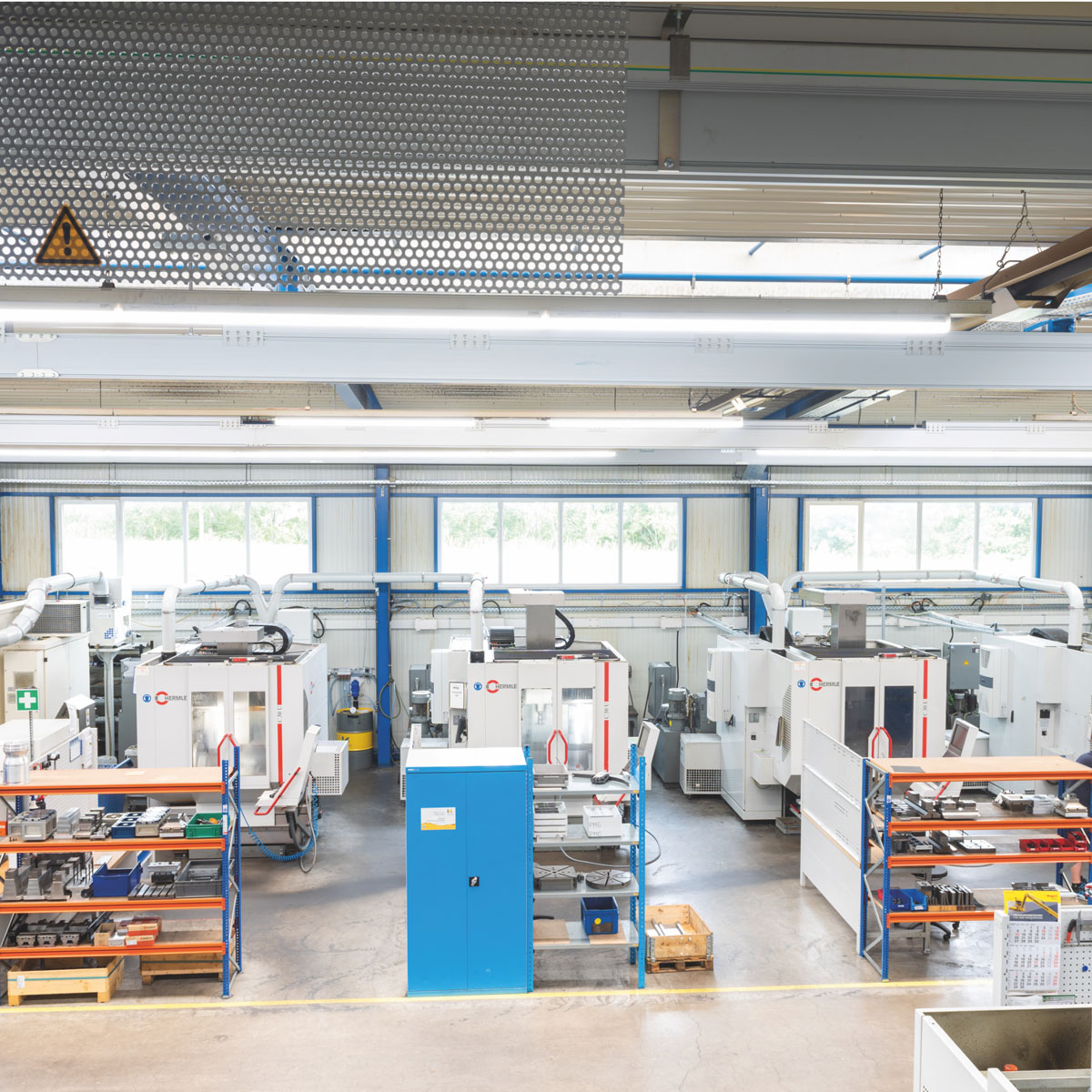 Foto - Einblick in die Fertigungshalle bei PMG inklusive Luftfilteranlage