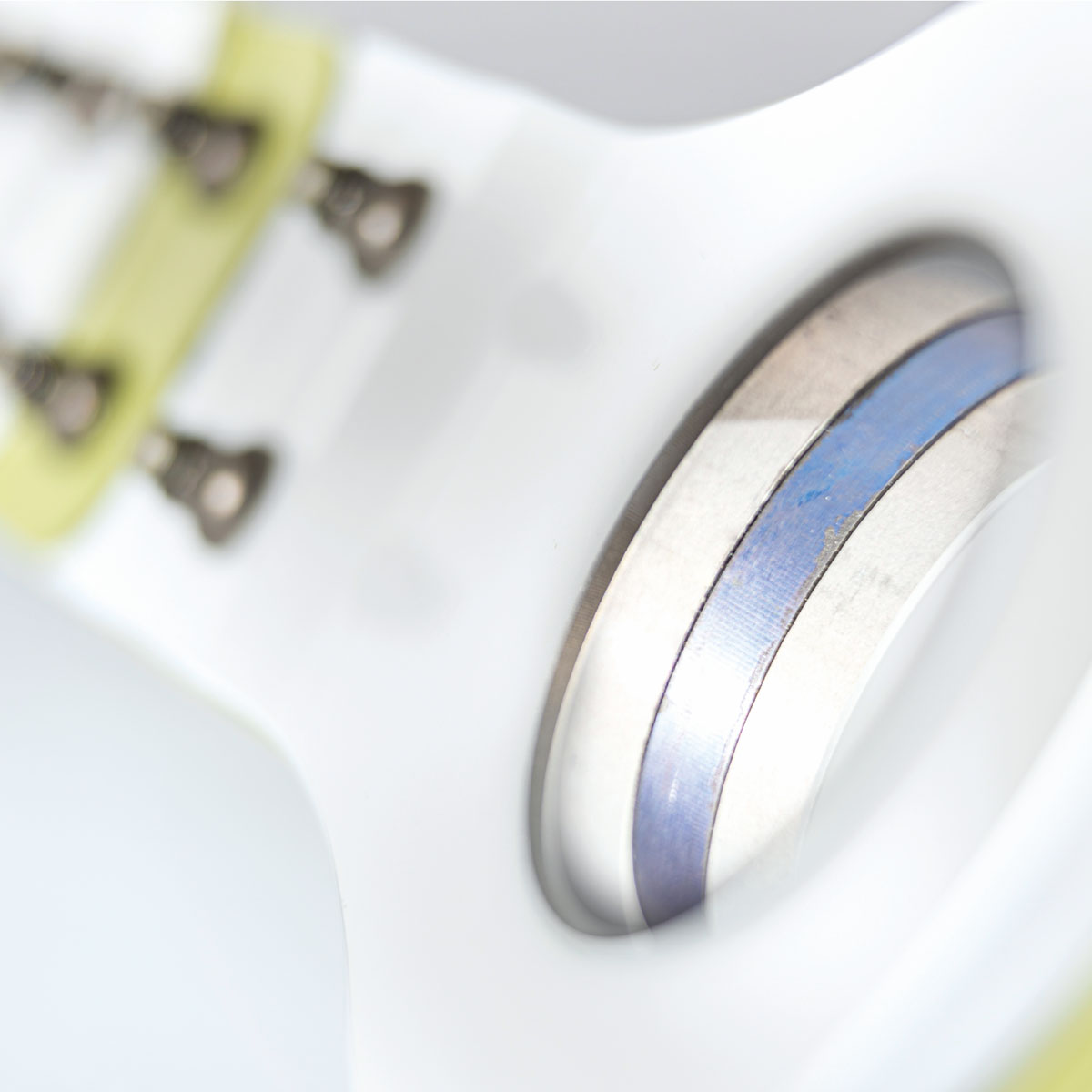 Detailfoto einer Montagebaugruppe für die Luftfahrt mit Materialmix aus Titan und Aluminium